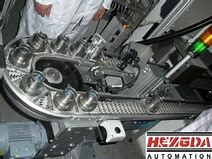 柔性鏈輸送線在醫(yī)藥、機(jī)械零件、食品和飲料工業(yè)中的應(yīng)用是什么？